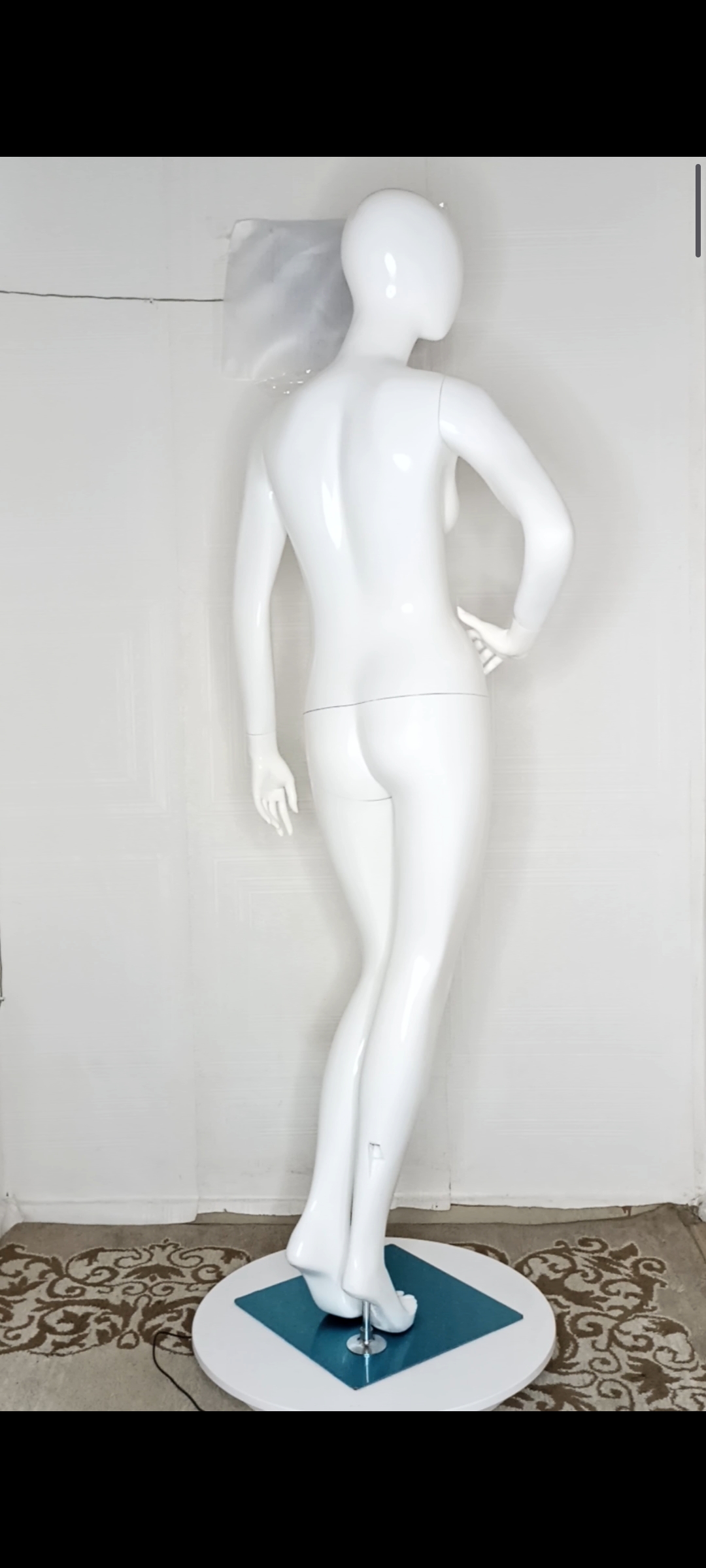 Female Size 8 Fibreglass Egghead Faceless Mannequin Hand on Waist Posture Female Size 8 Fibreglass Egghead Faceless Mannequin Hand on Waist Posture